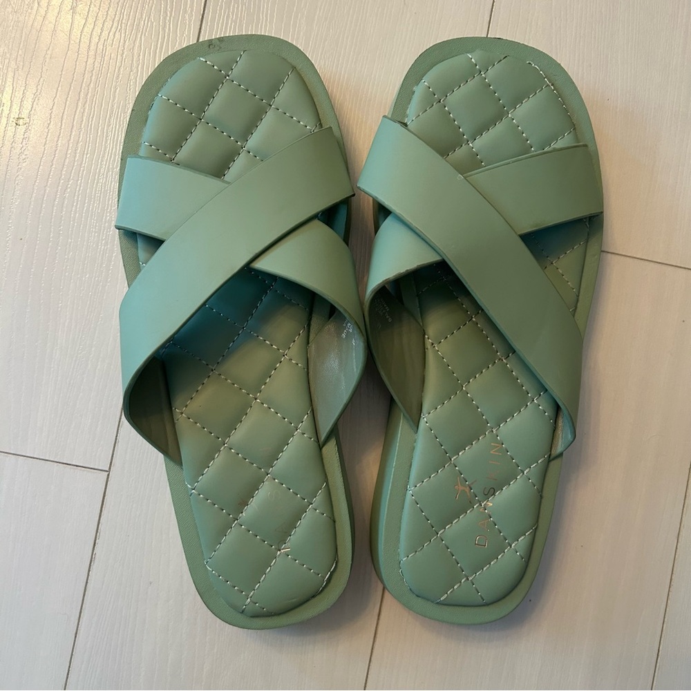 Danskin Green Padded Criss Cross Sandal Size 8.5